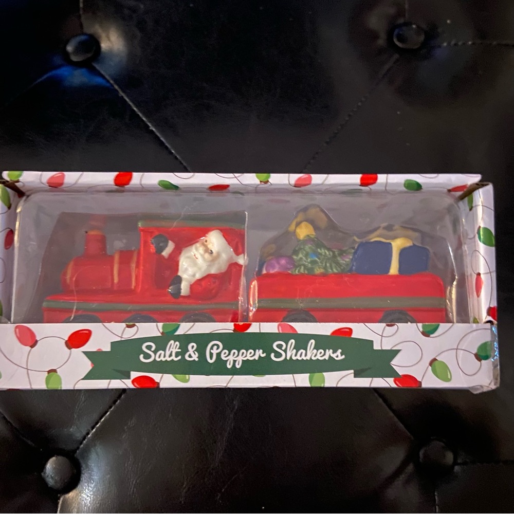 Santa salt and pepper shakers brand new never been opened